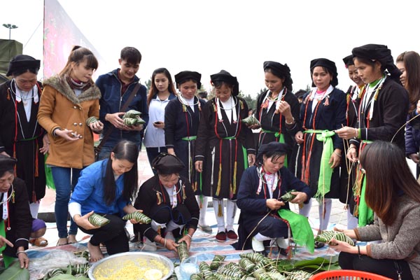Hơn[-]một[-]vạn[-]người[-]tham[-]gia[-]ngày[-]hội[-]“Gói[-]bánh[-]chưng[-]xanh[-]cùng[-]người[-]nghèo[-]ăn[-]Tết